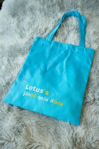 กระเป๋าผ้าร่มพับได้ สกรีนโลโก้ ขนาด กว้าง 12 สูง 14 นิ้ว